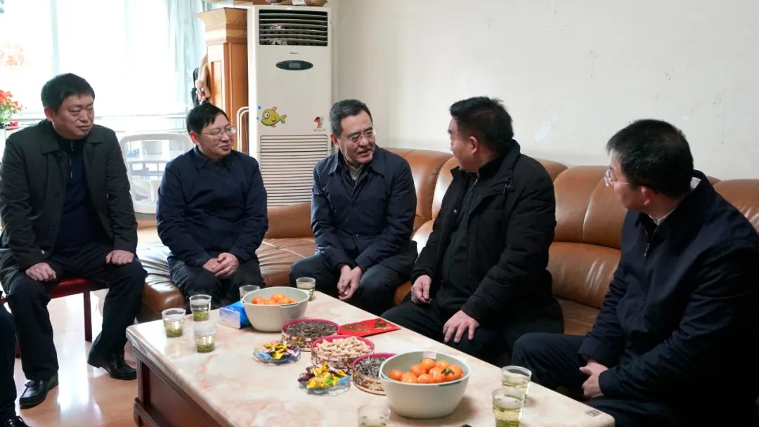 省国资委党委书记、主任冯文生等向导走访慰问省pp电子集团老党员、老干部