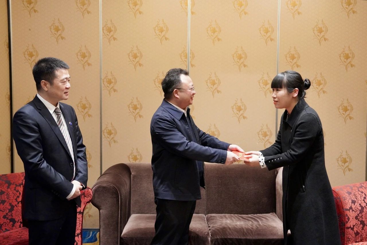 省国资委党委委员、副主任何政一行走访慰问省pp电子集团生涯难题党员