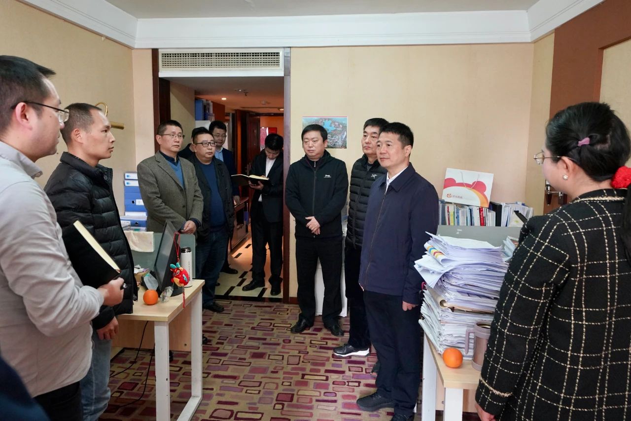 迎新春，，，，，，鼓劲头，，，，，，开新局！省pp电子集团向导班子慰问总部干部员工
