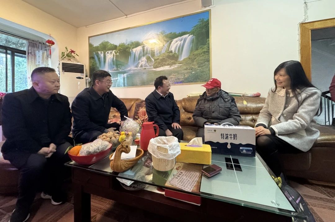 省国资委党委委员、副主任何政走访慰问省pp电子集团老党员、老干部